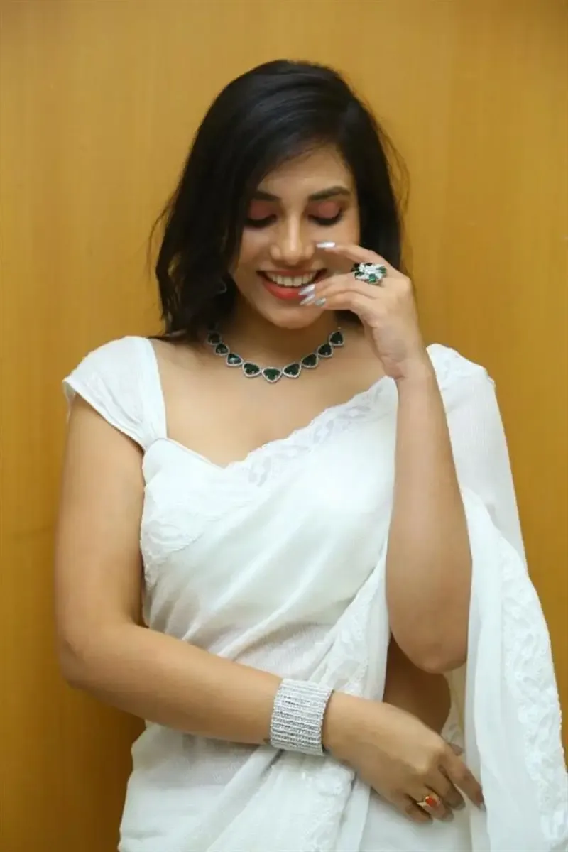 INDIAN ACTRESS MADHUMITHA IN SLEEVELESS WHITE SAREE 15